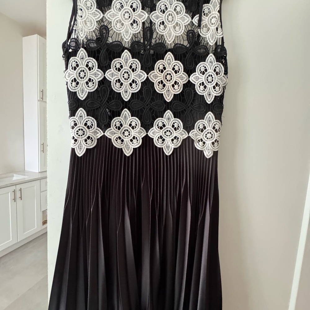 Karen Millen Black and White Pleated Midi size 6